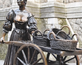Molly Malone Statue